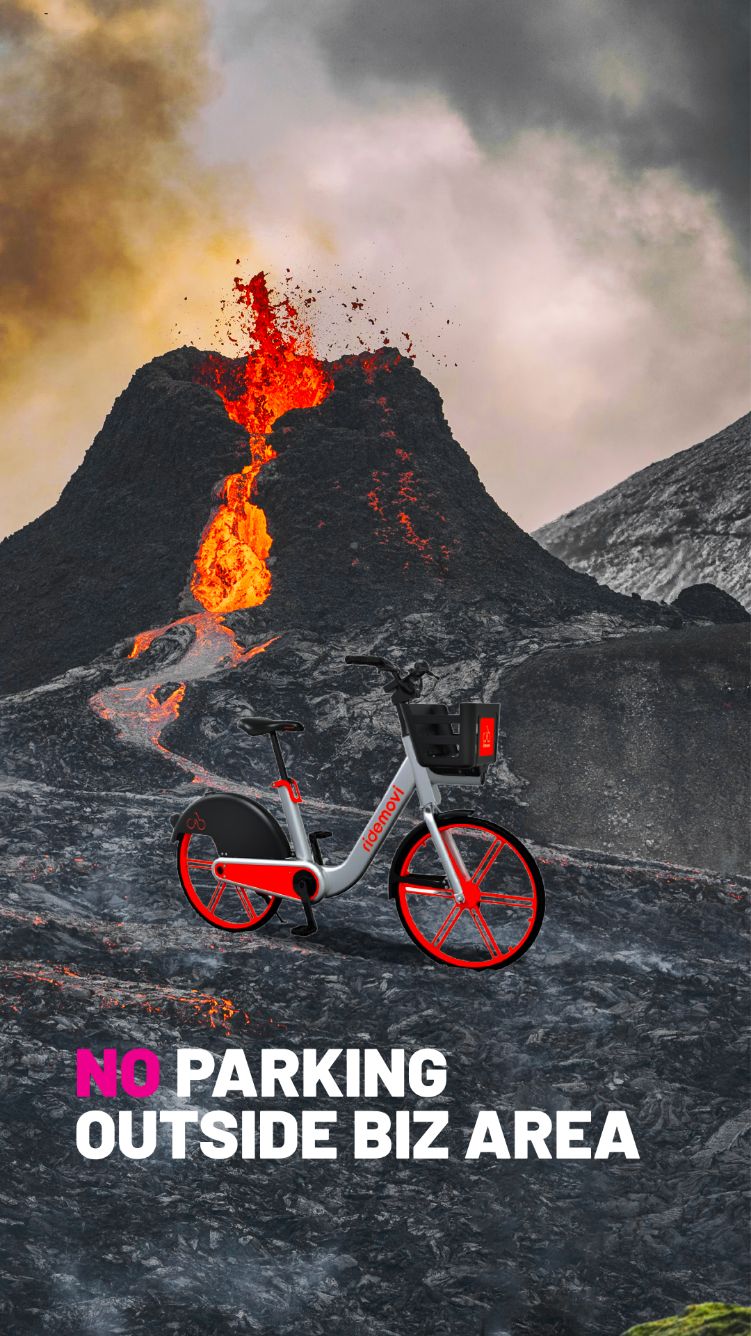 Una bici parcheggiata di fianco alla bocca di un vulcano